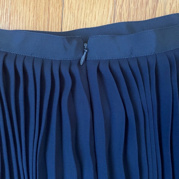 J Crew navy knee length pleated skirt sz 4 - Picture 4 of 5